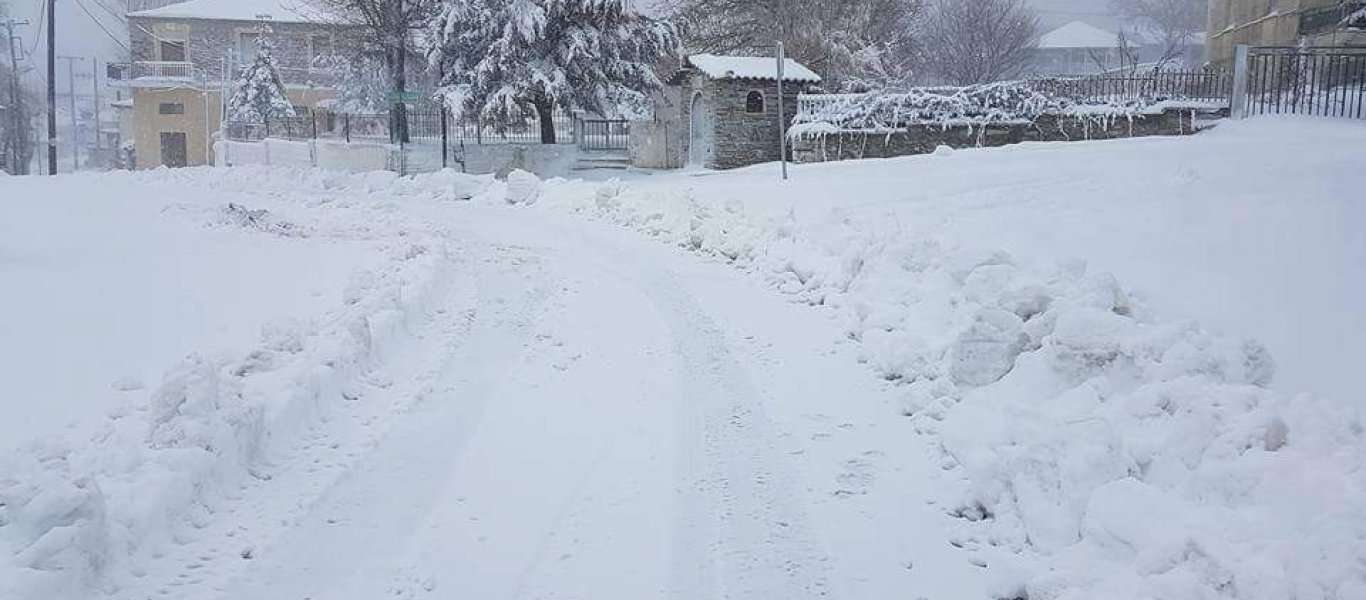 Η Β. Ελλάδα «ντύθηκε» στα λευκά - Ένα μέτρο χιόνι στη Θέρμη